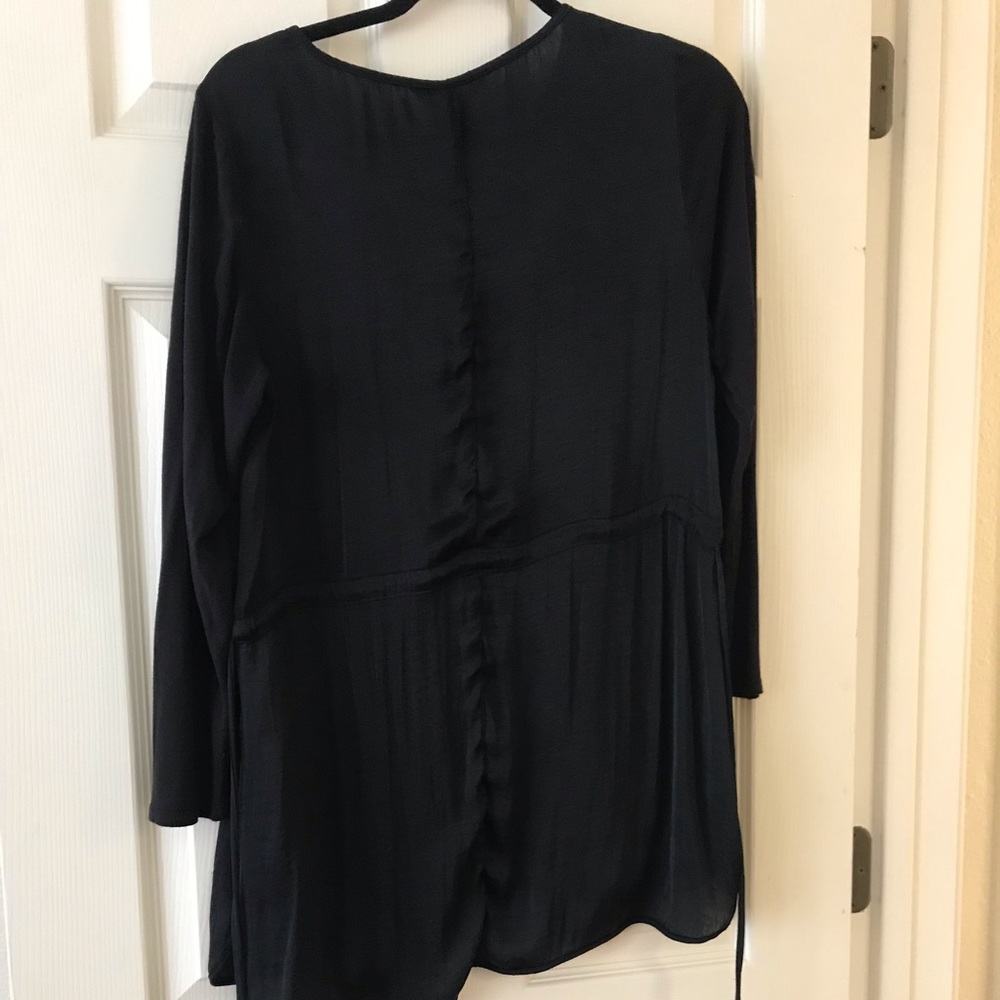 Simply Vera vera wang blouse black subtle shimmer